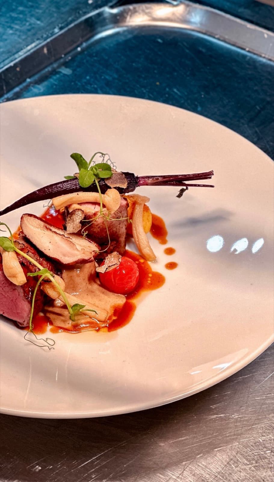 Rosy duck, shimeji, a young carrot and a reduced jus.